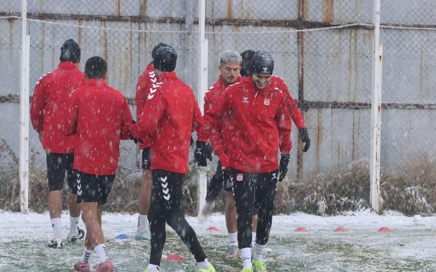 Sivasspor, kar altında çalıştı