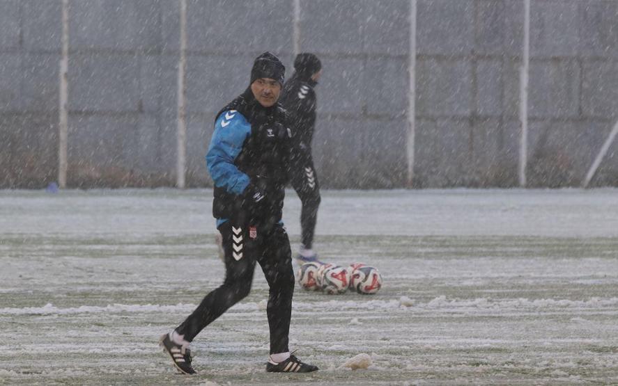 Sivasspor, kar altında çalıştı