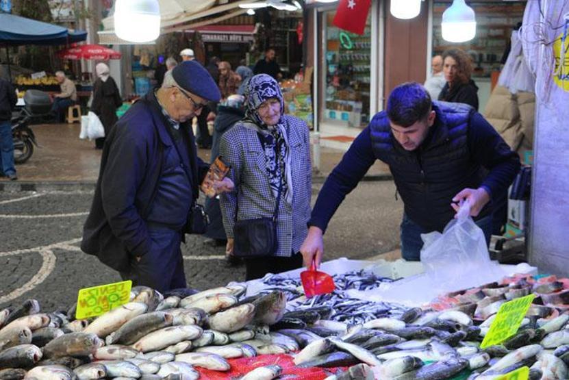 Balık tezgahları hamsi ile doldu