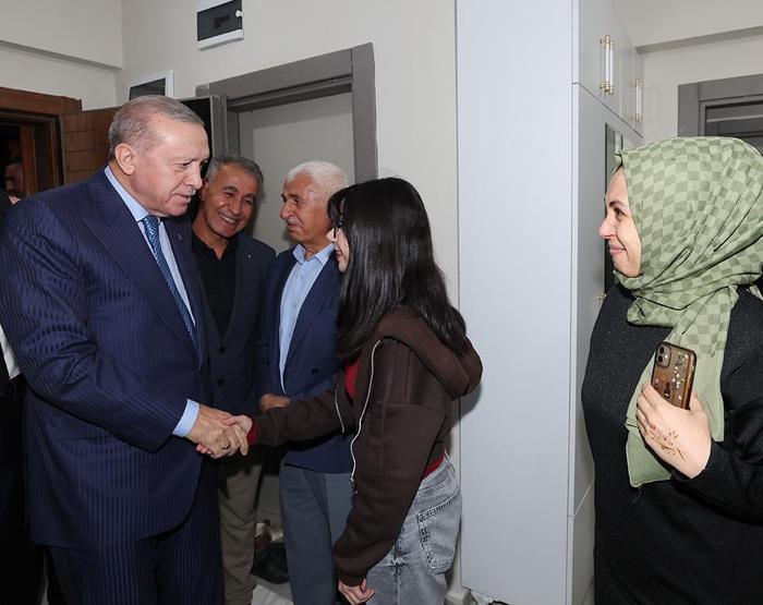 Cumhurbaşkanı Erdoğandan Adıyamanda köy evlerinde aile ziyareti