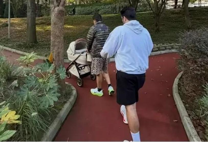 Melisa Ural’dan aile pozu: Hakan Ural, Engincan Ural ve minik Lina birlikte gezmede