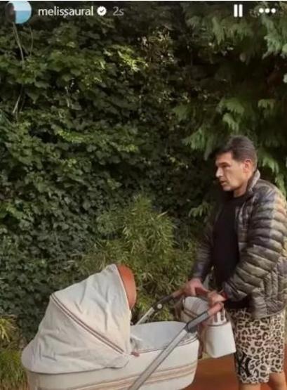 Melisa Ural’dan aile pozu: Hakan Ural, Engincan Ural ve minik Lina birlikte gezmede