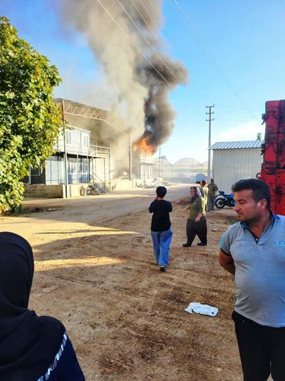 Bahçe mobilyaları deposu alev alev yandı