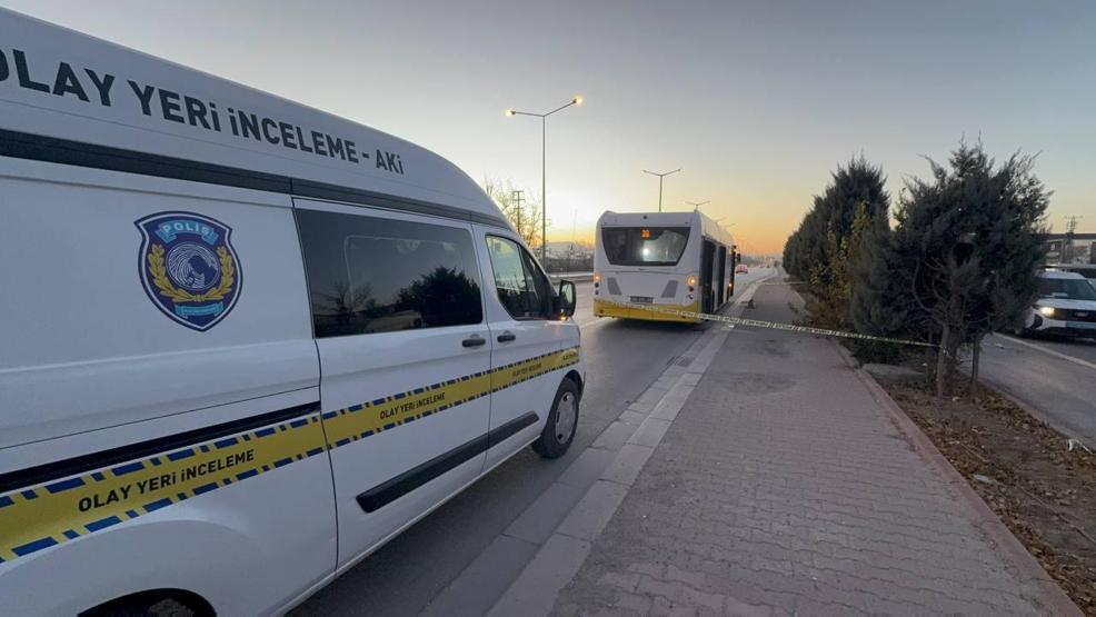 Belediye otobüsünde, eşinin gözü önünde bıçaklandı