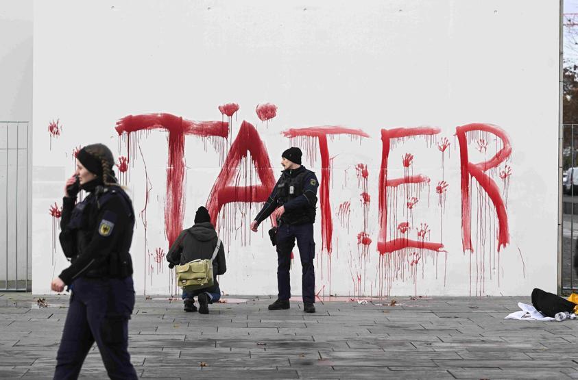 Berlin’de Gazze tepkisi: Başbakanlık binasına kırmızı boyayla failler yazıldı