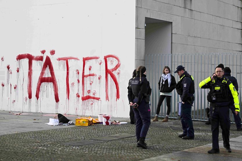 Berlin’de Gazze tepkisi: Başbakanlık binasına kırmızı boyayla failler yazıldı