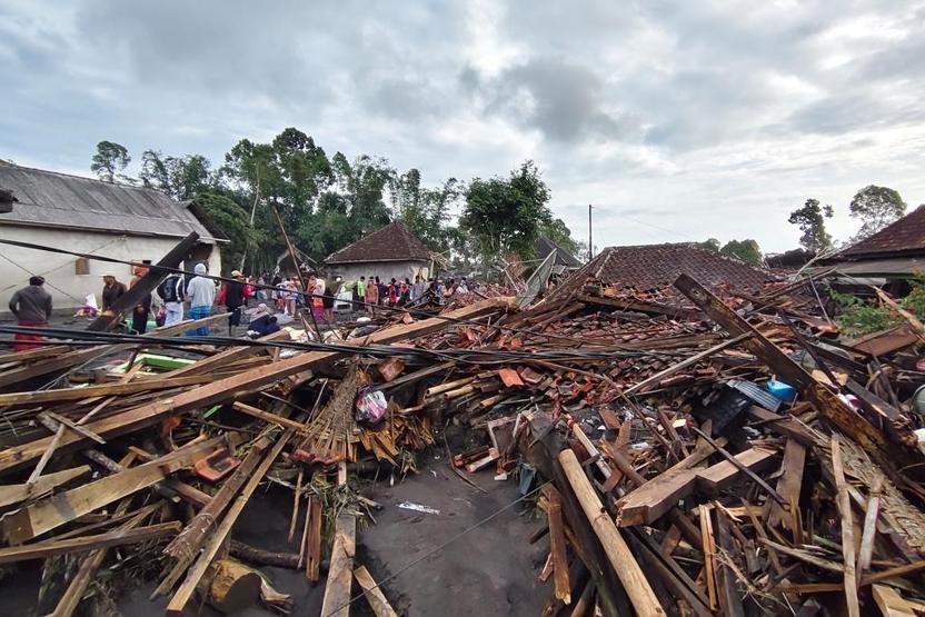 Endonezyada yanardağ alarmı: Dağcılar mahsur kaldı Kül yağmuru altında tahliye operasyonu