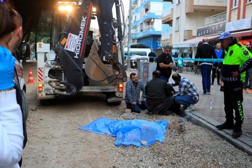 Ekmek almaya giden yaşlı adam kepçenin altında can Verdi