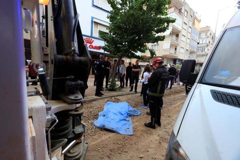 Ekmek almaya giden yaşlı adam kepçenin altında can Verdi