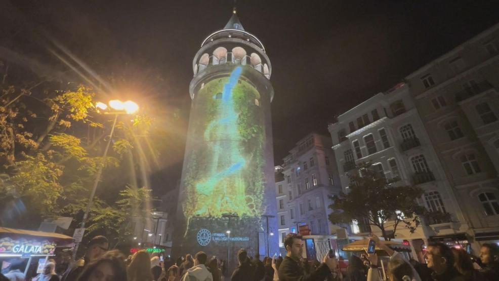 Öğretmenler Günü nedeniyle Galata Kulesinde ışık gösterisi