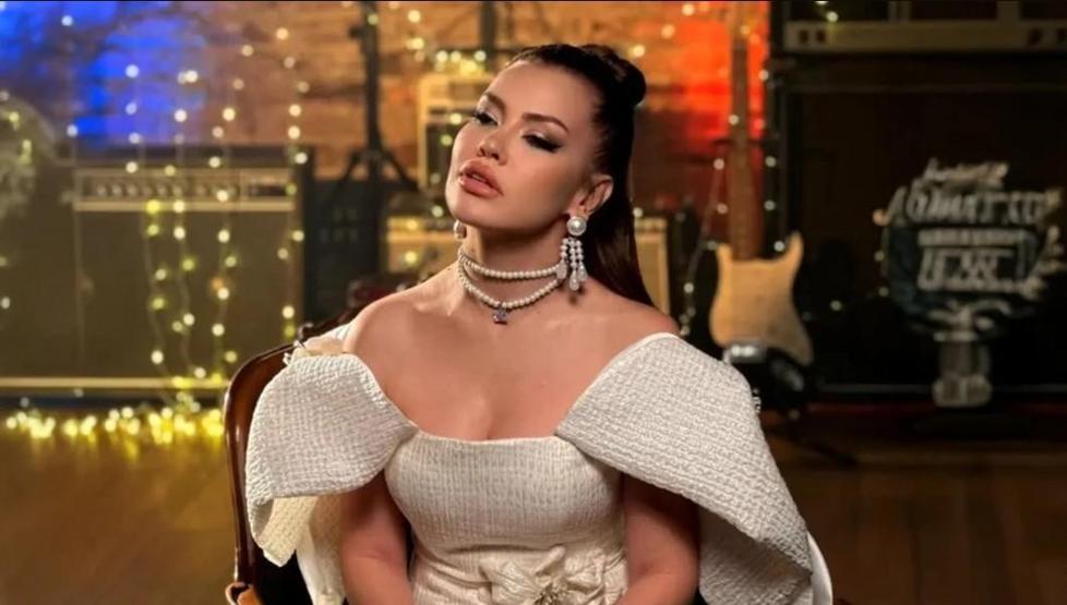 Takıntılı Hayranıyla Uğraşıyor Şarkıcı Lara’dan Yasal Hamle