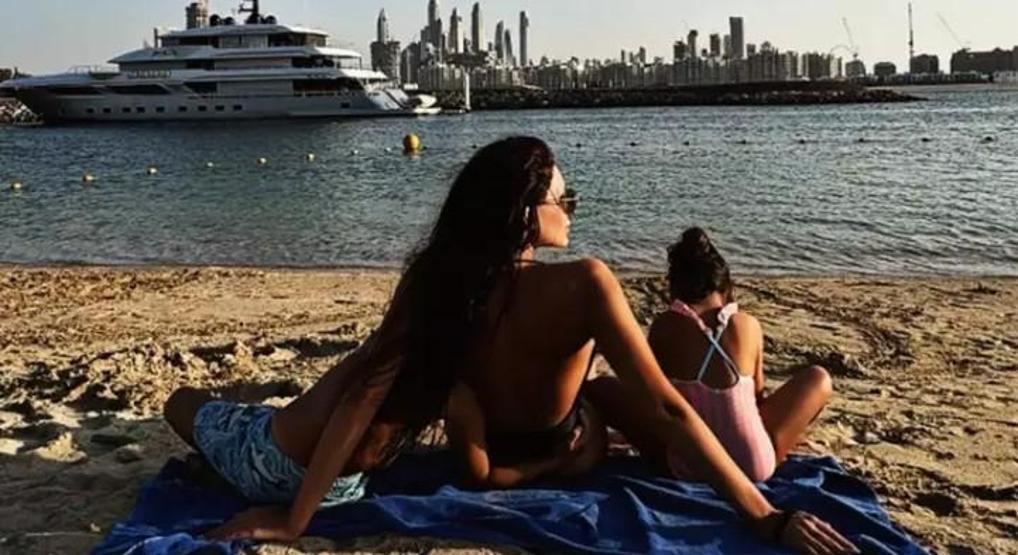 Fotoğraftaki Ünlüyü Tanıdınız mı Almeda Abazi’den Sürpriz Paylaşım Sanal Medyayı Salladı