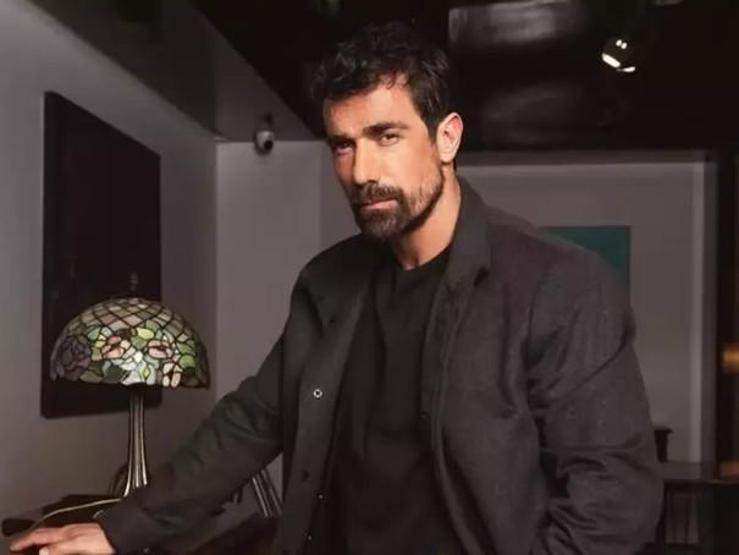 İbrahim Çelikkol Dubai’de Ödül Aldı Sahnede Eşine Aşkını Haykırdı
