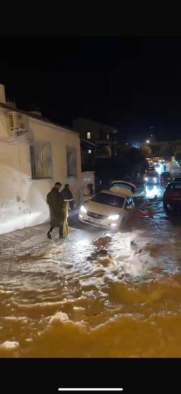 Meteoroloji uyarmıştı: Çeşmede kuvvetli sağanak hayatı felç etti Ev ve iş yerlerini su bastı