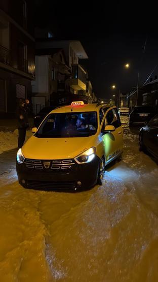 Meteoroloji uyarmıştı: Çeşmede kuvvetli sağanak hayatı felç etti Ev ve iş yerlerini su bastı