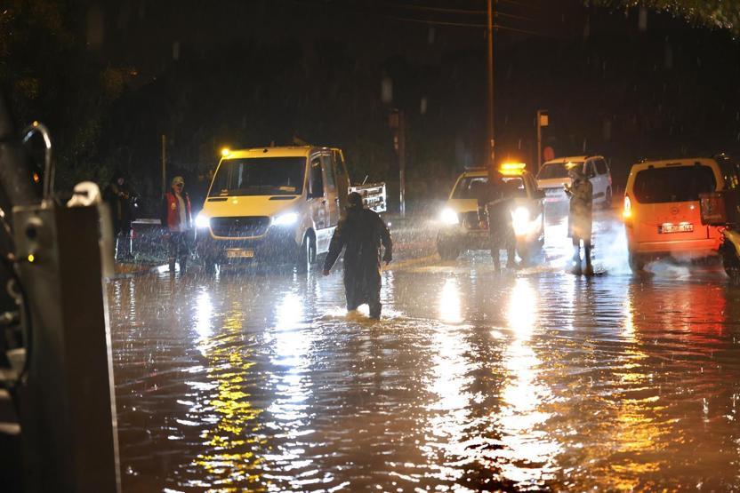 Meteoroloji uyarmıştı: Çeşmede kuvvetli sağanak hayatı felç etti Ev ve iş yerlerini su bastı