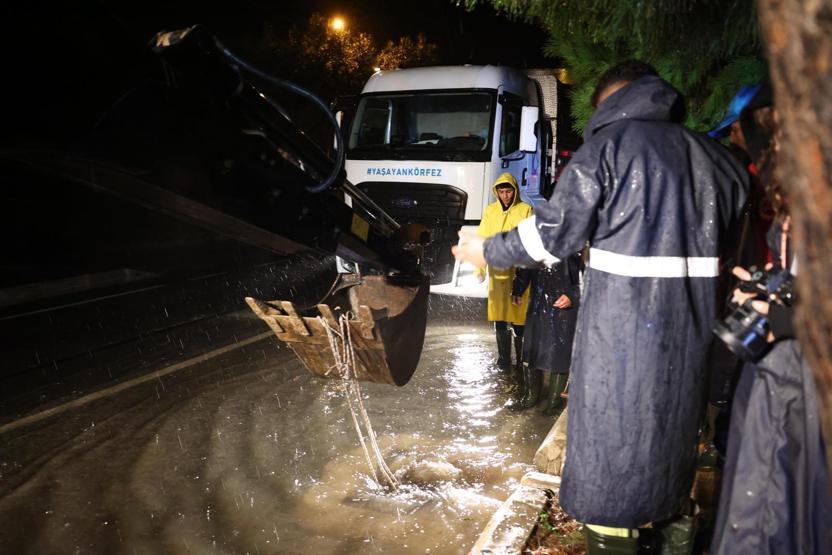 Meteoroloji uyarmıştı: Çeşmede kuvvetli sağanak hayatı felç etti Ev ve iş yerlerini su bastı
