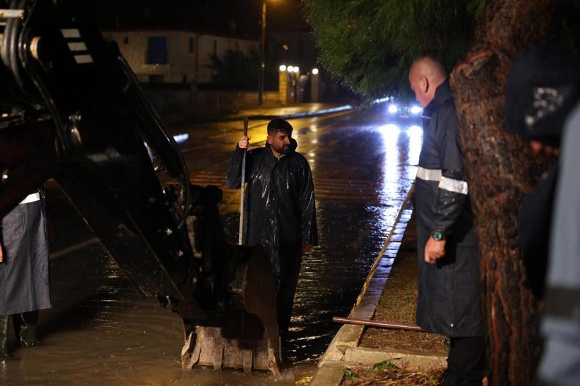 Meteoroloji uyarmıştı: Çeşmede kuvvetli sağanak hayatı felç etti Ev ve iş yerlerini su bastı