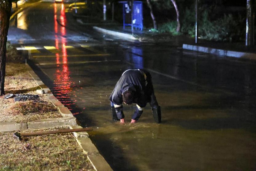 Meteoroloji uyarmıştı: Çeşmede kuvvetli sağanak hayatı felç etti Ev ve iş yerlerini su bastı