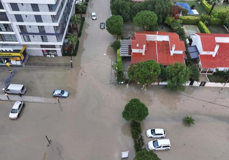 İzmiri sağanak vurdu Sokaklar göle döndü
