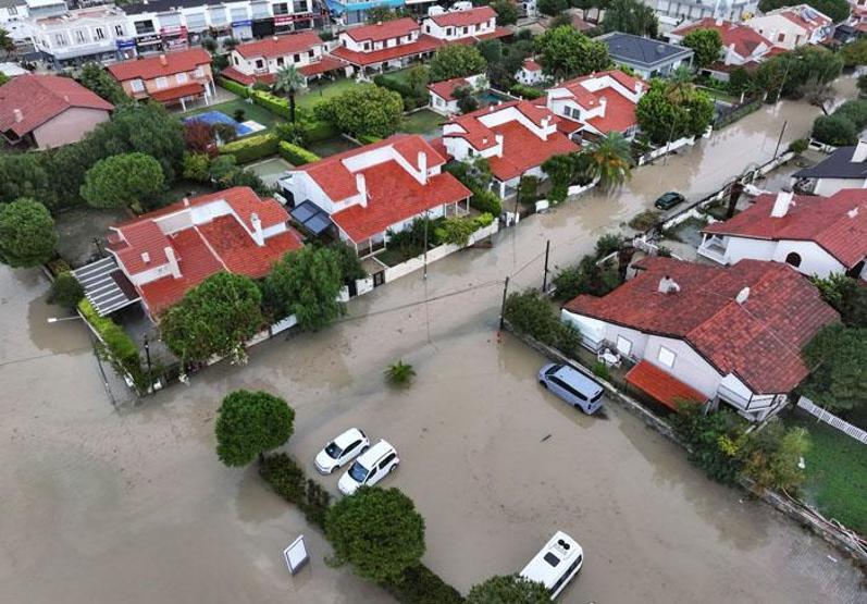 İzmiri sağanak vurdu Sokaklar göle döndü