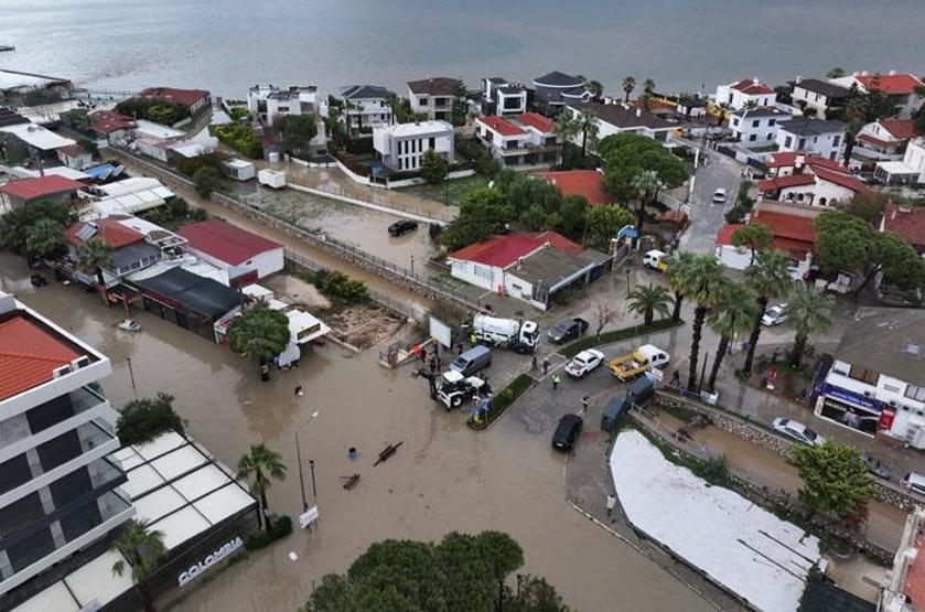 İzmiri sağanak vurdu Sokaklar göle döndü