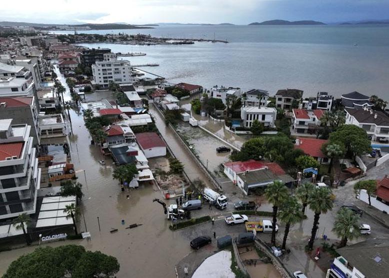 İzmiri sağanak vurdu Sokaklar göle döndü