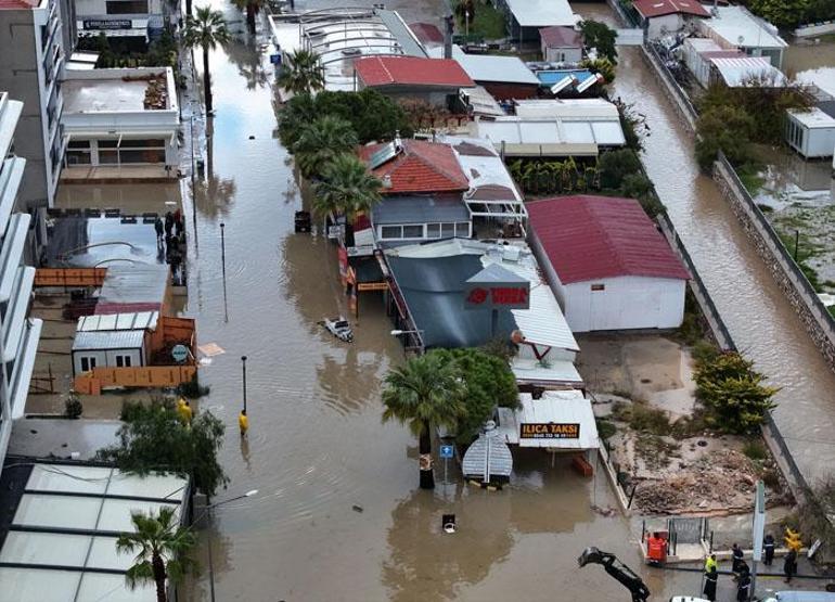 İzmiri sağanak vurdu Sokaklar göle döndü