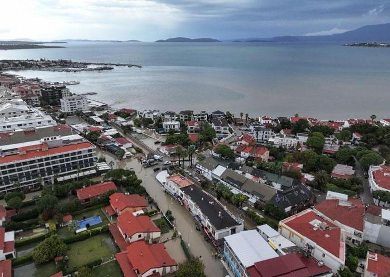 İzmiri sağanak vurdu Sokaklar göle döndü