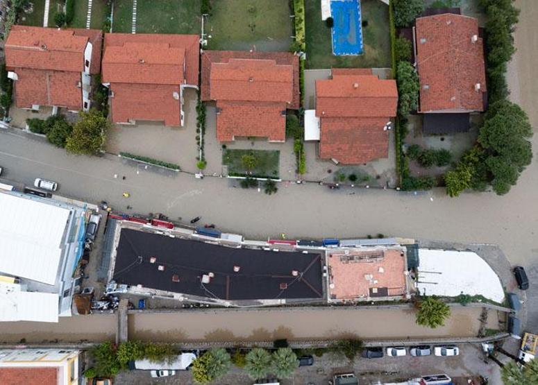 İzmiri sağanak vurdu Sokaklar göle döndü