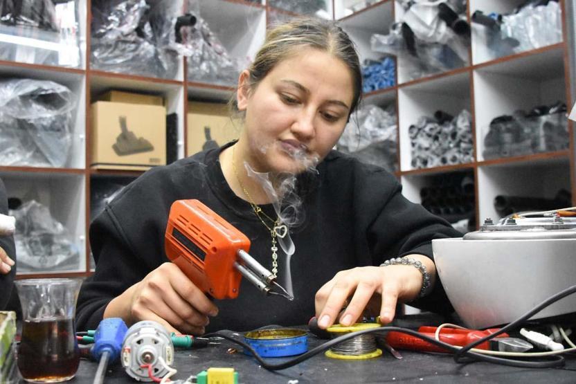 Baba ile 2 kızı, 15 yıldır elektronik ev aletleri tamir ediyor