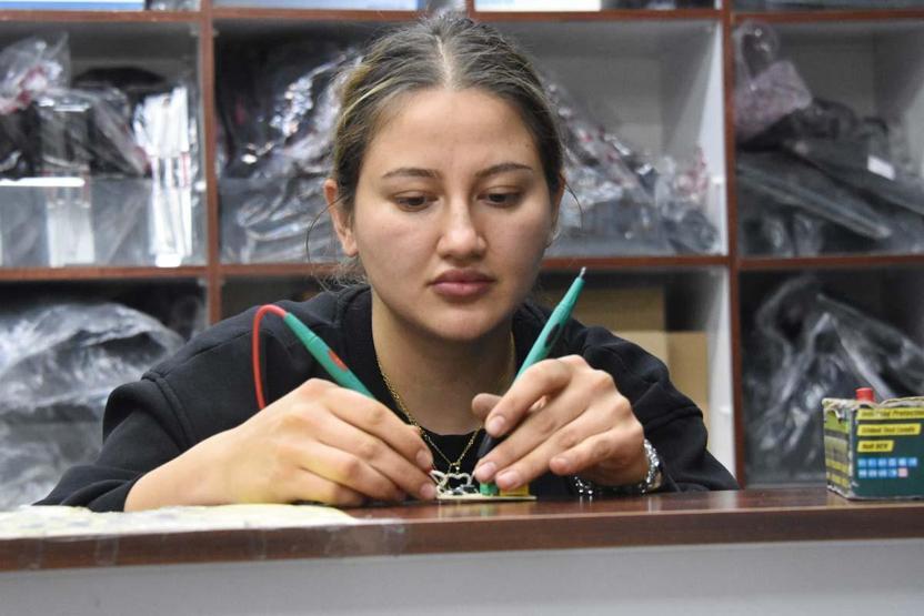 Baba ile 2 kızı, 15 yıldır elektronik ev aletleri tamir ediyor