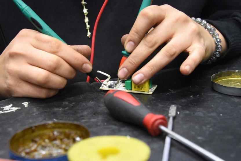 Baba ile 2 kızı, 15 yıldır elektronik ev aletleri tamir ediyor