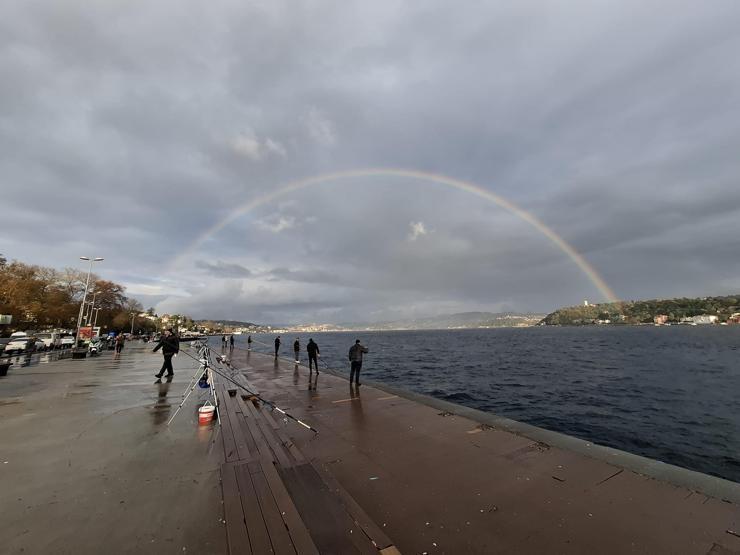 İstanbul Boğazı’nda gökkuşağı sürprizi