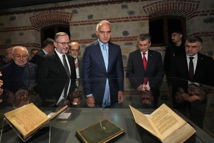 700 YILLIK YAZMA ESERLER İSTANBUL’DA BİR ARAYA GELDİ