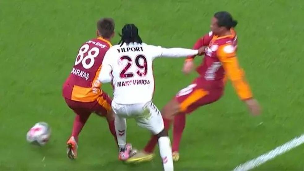 Galatasaray - Samsunspor maçı tartışmalı pozisyonlar Penaltı için net yorum...