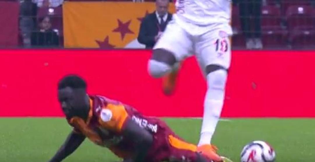 Galatasaray - Samsunspor maçı tartışmalı pozisyonlar Penaltı için net yorum...