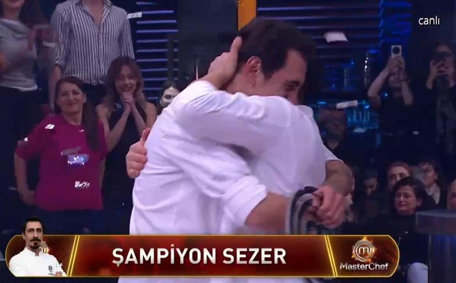 Sezer mi, Özkan mı MASTERCHEF 2025 ŞAMPİYONU BELLİ OLDU İşte Dün Geceki Büyük Finalde Yaşananlar