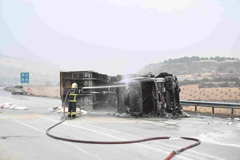 Gaziantepte 3 TIR çarpıştı Kaza sonrası araçlar alev aldı: Yol trafiğe kapalı