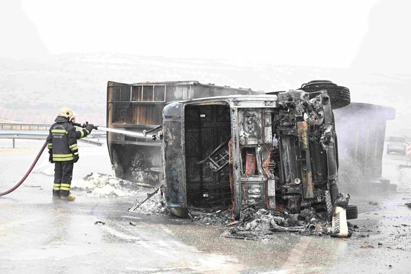 Gaziantepte 3 TIR çarpıştı Kaza sonrası araçlar alev aldı: Yol trafiğe kapalı