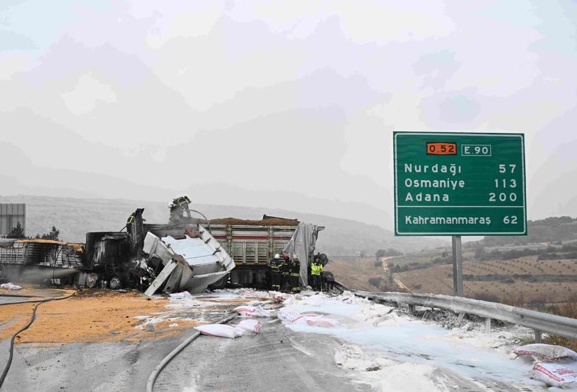 Gaziantepte 3 TIR çarpıştı Kaza sonrası araçlar alev aldı: Yol trafiğe kapalı