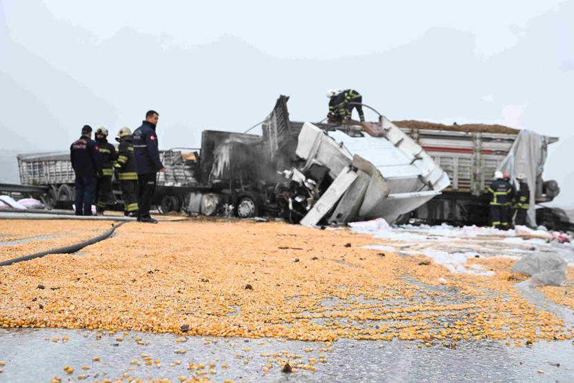 Gaziantepte 3 TIR çarpıştı Kaza sonrası araçlar alev aldı: Yol trafiğe kapalı