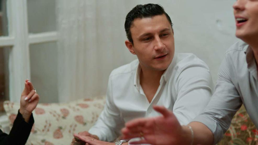 Uzak Şehirde Felekten Bir Gece: Bir Bakışta Yaktın Beni