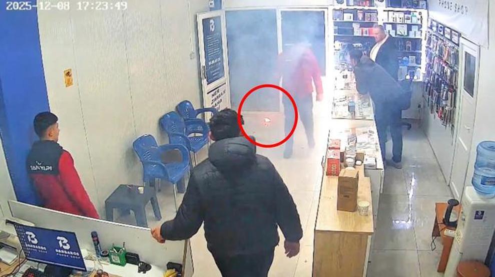 Tamire getirilen cep telefonu alev aldı