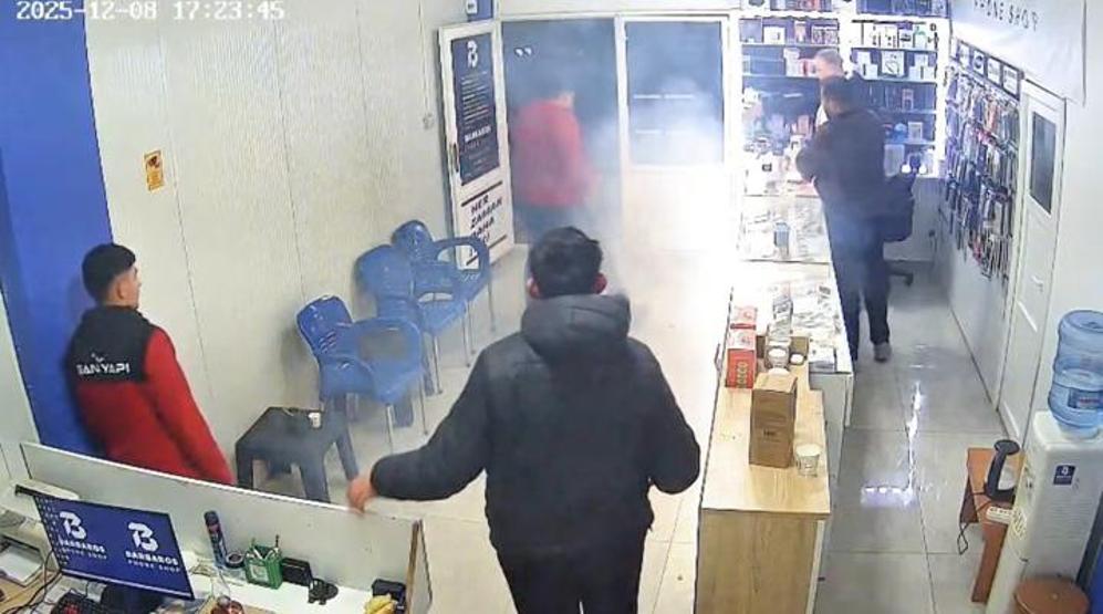 Tamire getirilen cep telefonu alev aldı