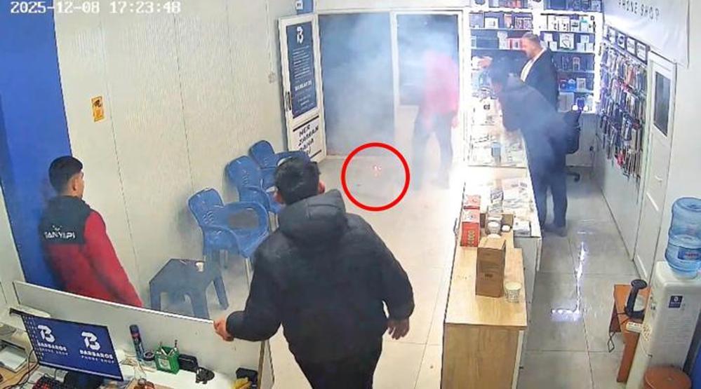 Tamire getirilen cep telefonu alev aldı