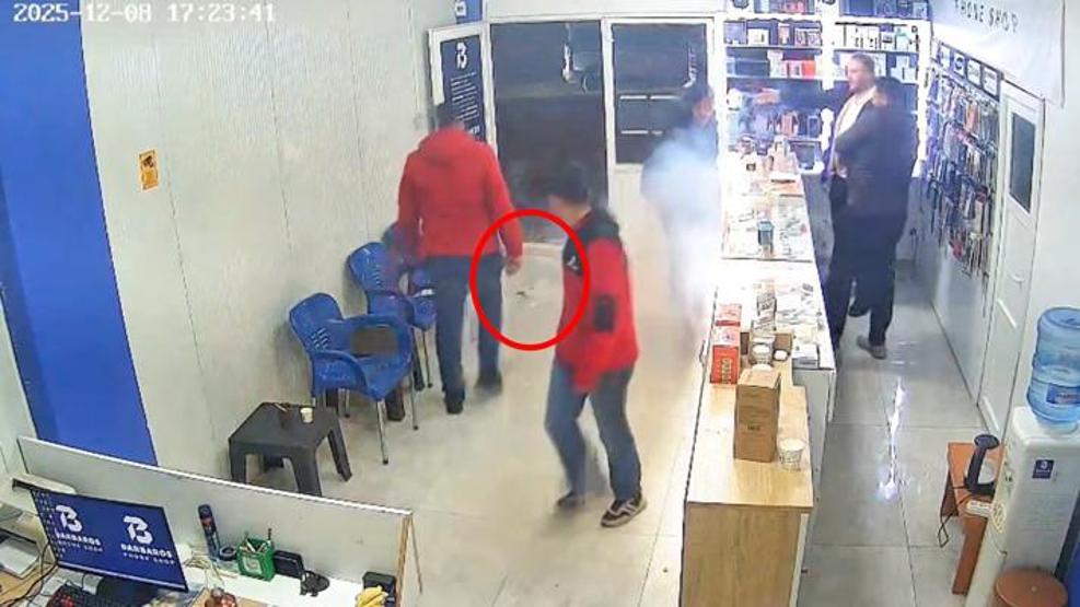 Tamire getirilen cep telefonu alev aldı