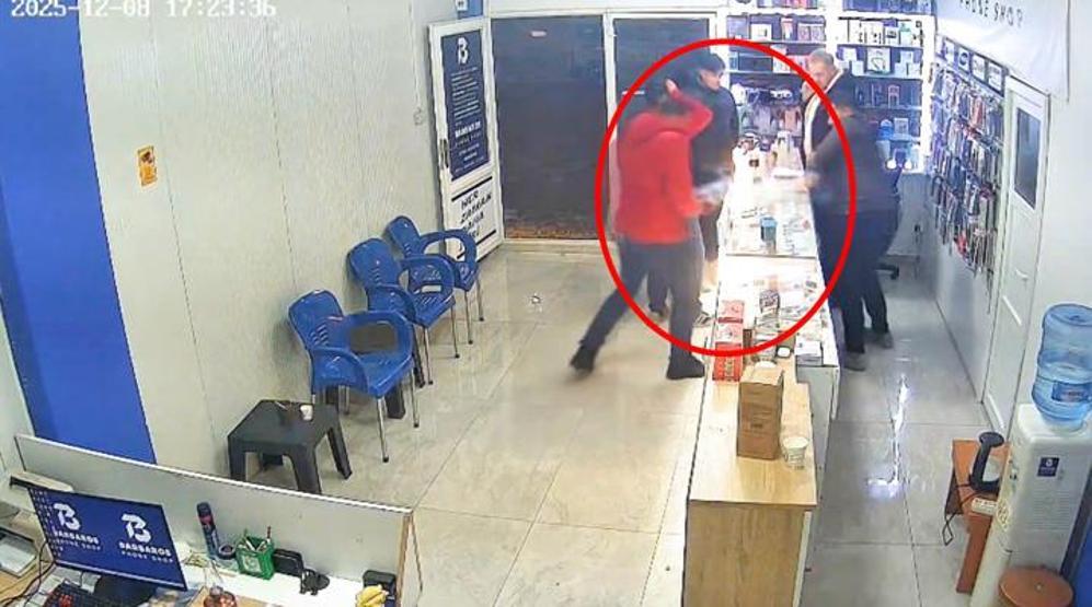 Tamire getirilen cep telefonu alev aldı