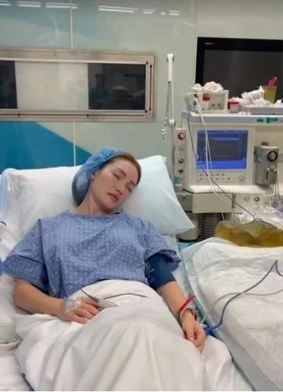 Danla Bilic yine ameliyat masasında Kalça dolgusu kabusu 5. operasyona kadar uzandı: Vücudundan çıkan madde şaşkına çevirdi