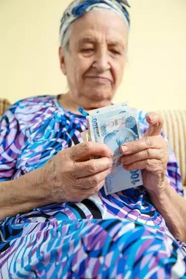 EMEKLİ MAAŞI ZAMMI 2026 | 5 aylık enflasyon farkına göre SSK BAĞKUR emekli maaşı ne kadar olacak, yüzde kaç zam gelecek Emekli maaşı zammı hesaplama